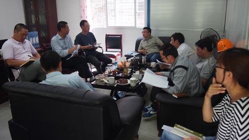局總工程師汪輝德、辦公室主任溫慶生參加水洛河公司在施工現(xiàn)場組織召開的固滴項目生產(chǎn)調(diào)研會及全體職工大會