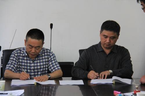 鄔清富、董蜀良出席蟠龍湖水庫施工合同簽字儀式