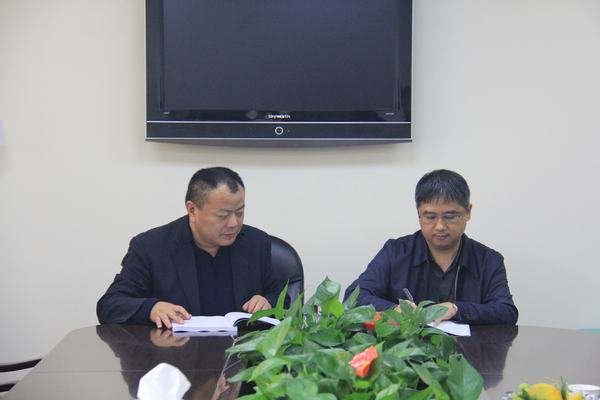 鄔清富會見楊利民并簽訂九龍峽水電站岸坡防護(hù)工程施工合同
