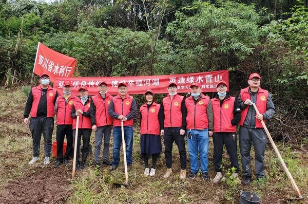 唐驚濤帶隊(duì)參加“包山頭”植樹履責(zé)現(xiàn)場撫育管護(hù)勞動