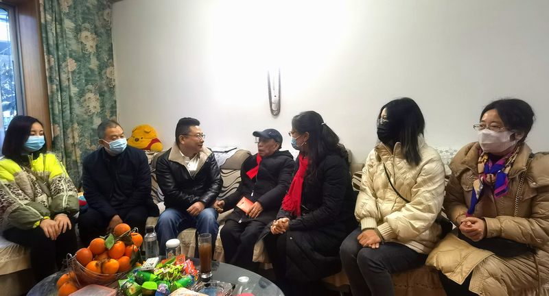 工程局公司開(kāi)展春節(jié)走訪(fǎng)慰問(wèn)離退休老干部及困難職工活動(dòng)
