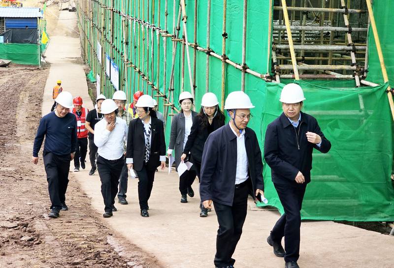 省都江堰水利發(fā)展中心黨委書記、主任朱澤華一行到公司承建的都江堰灌區(qū)第六標(biāo)段調(diào)研